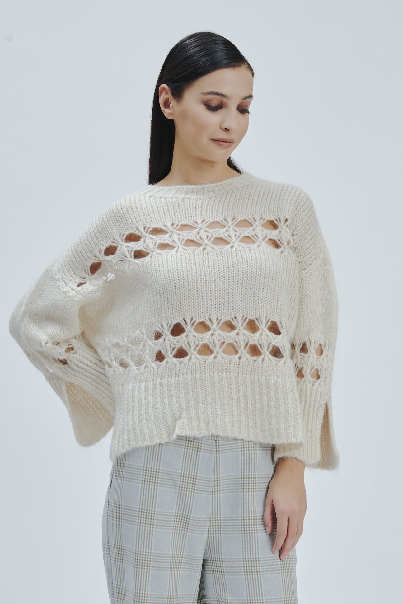 FD002-MOHAIR-PULLOVER-F7-PERFORIERTE-ÄRMELSCHLITZE-CREME-32 PERFORIERTER MOHAIR-STRICK |