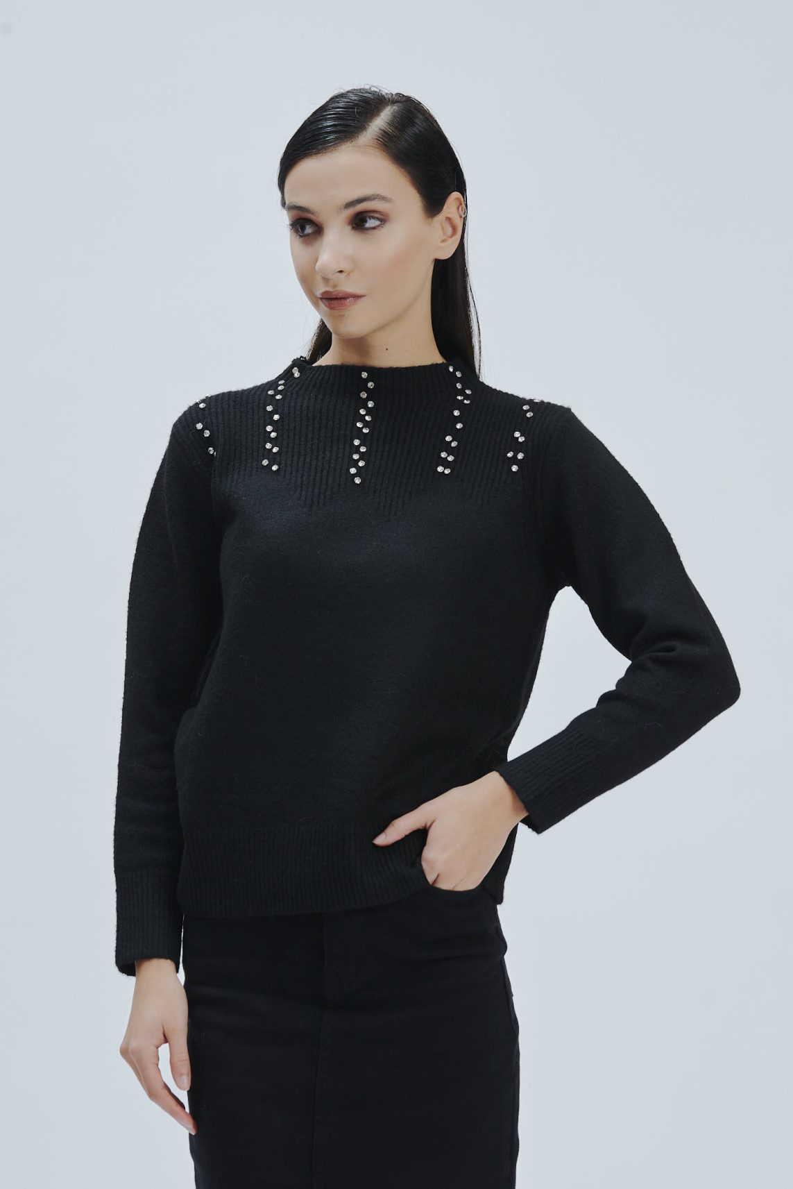 PULLOVER MIT STRASSSTEINEN