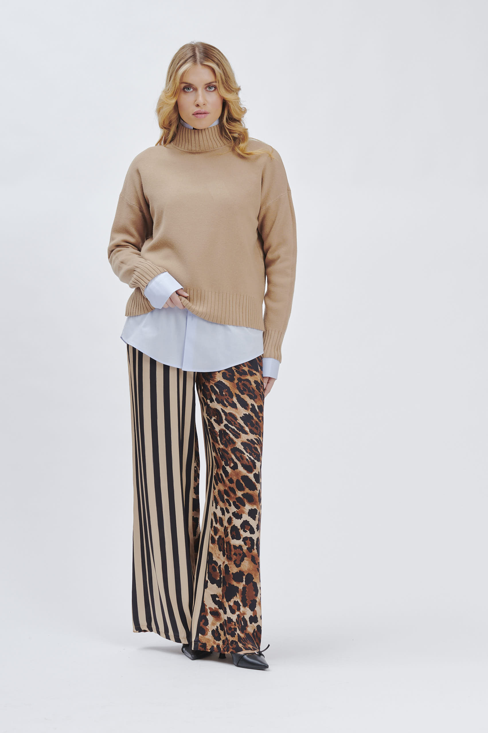 GESTREIFTE HOSE AUS SATIN MIT ANIMALPRINT |