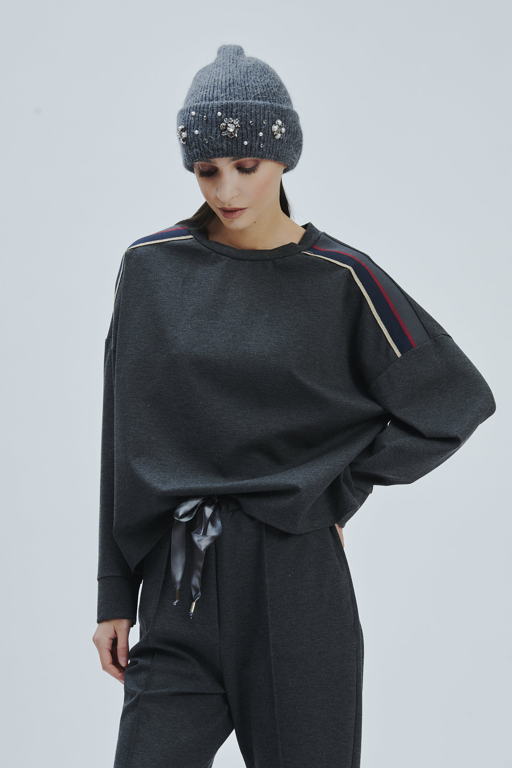 SWEATSHIRT DETAIL |