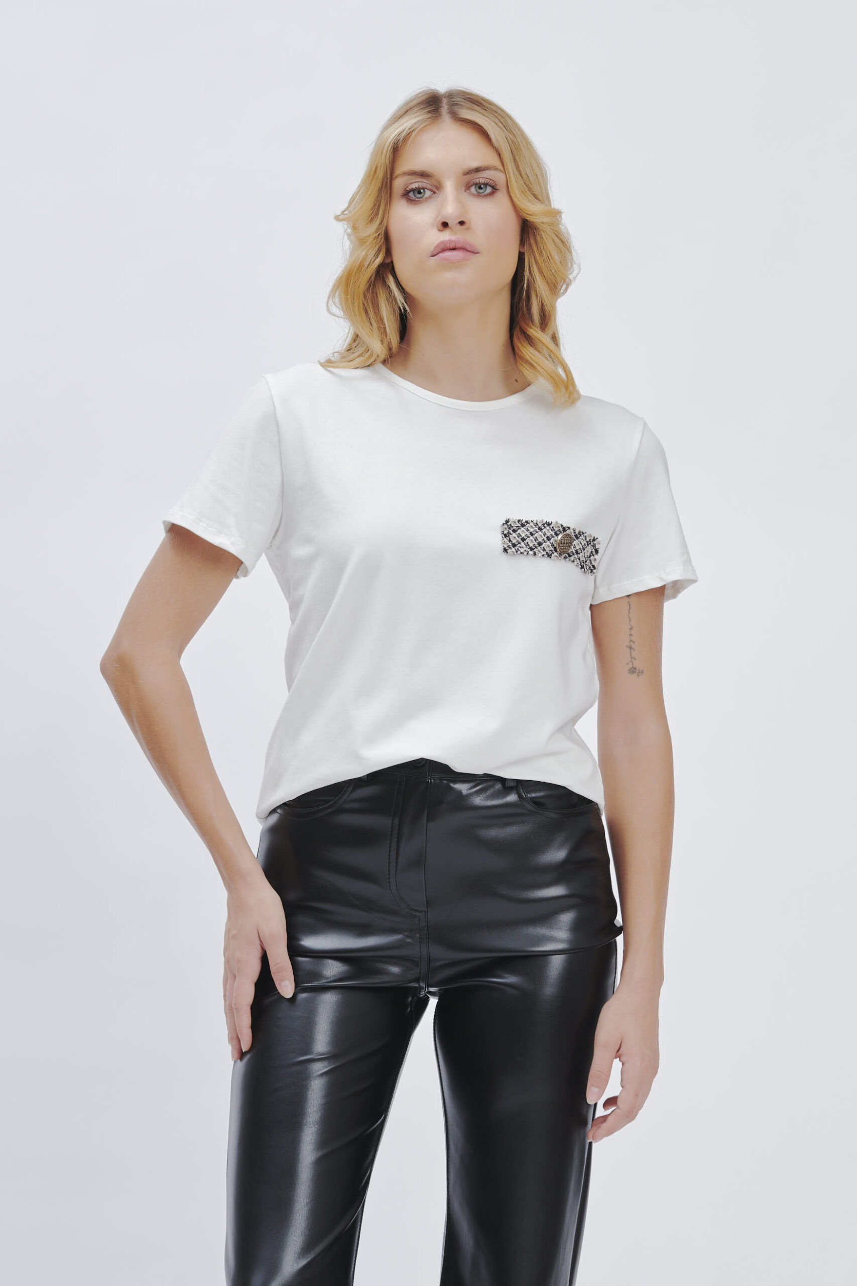 FD190_T-SHIRT-FABRIC-E-BOTTONE_BIANCO-1821 FABRIC AND BUTTON T-SHIRT |