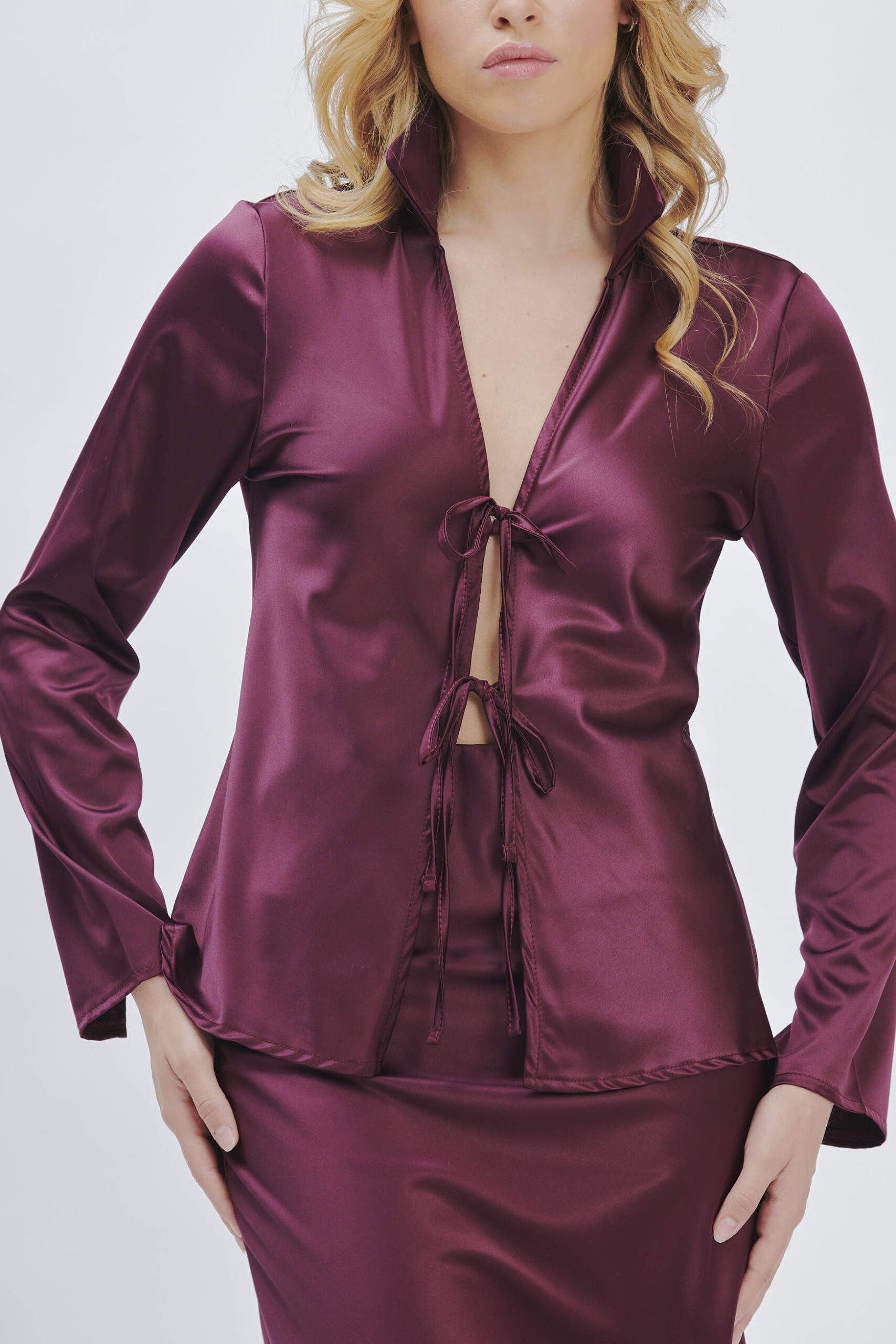 SATINBLUSE MIT SCHNÜRUNG |
