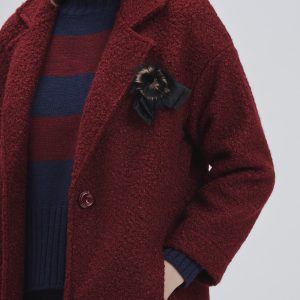 FD232-CAPPOTTO-ORSETTO-CON-SPILLA-BORDEAUX-1080-1 TEDDYBÄRMANTEL MIT BROSCHE |