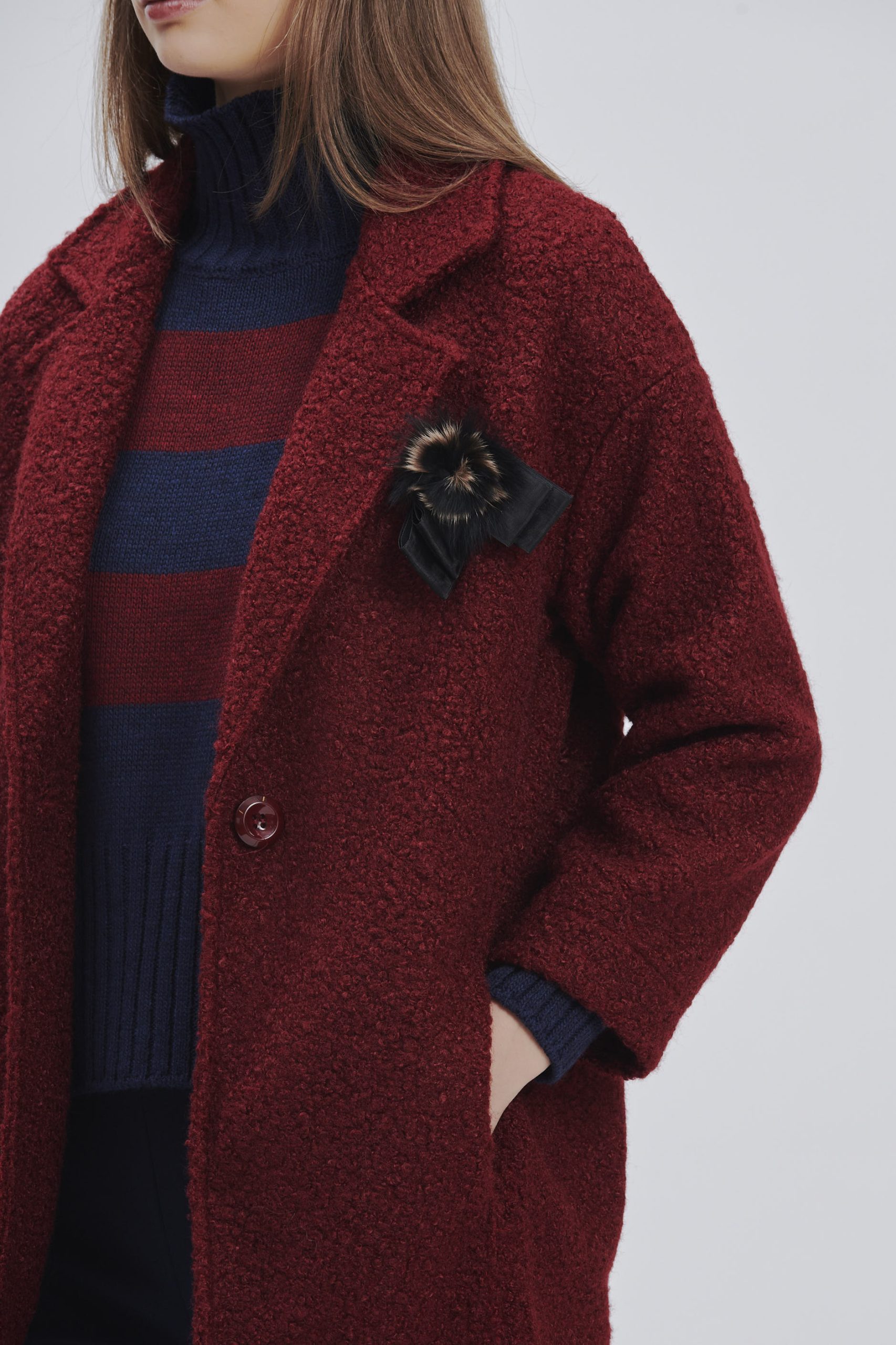 FD232-CAPPOTTO-ORSETTO-CON-SPILLA-BORDEAUX-1080-1 TEDDYBÄRMANTEL MIT BROSCHE |