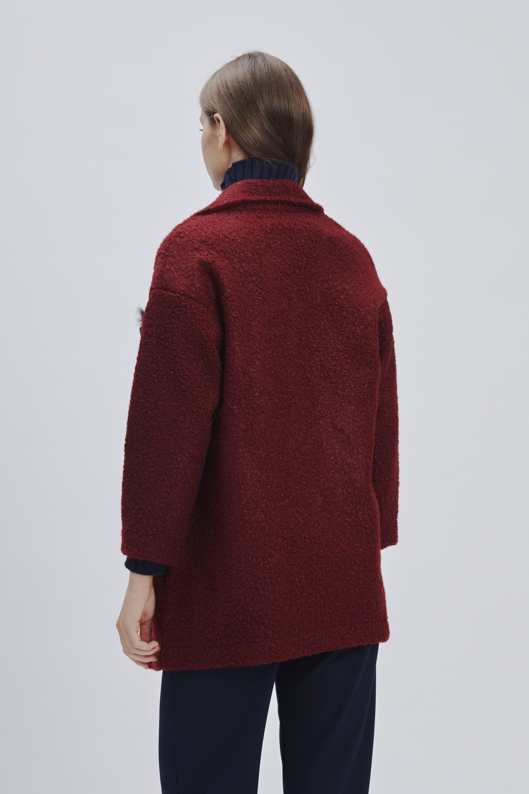 FD232-CAPPOTTO-ORSETTO-CON-SPILLA-BORDEAUX-1081-1 TEDDYBÄRMANTEL MIT BROSCHE |