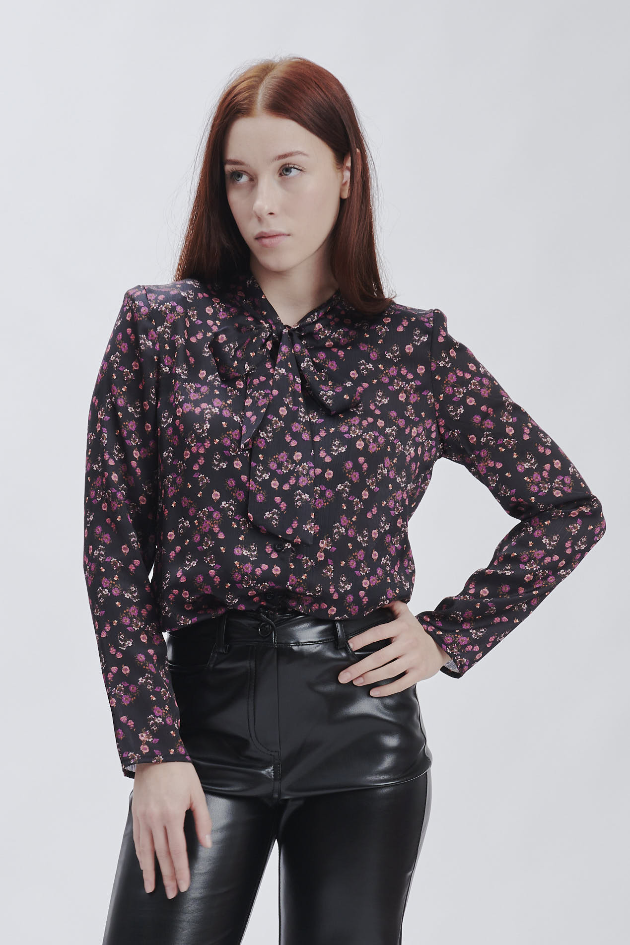 FD321-BLUSE-PRINT-BLUME-LILA-SCHWARZ-607 BLUSE MIT BLUMENPRINT |