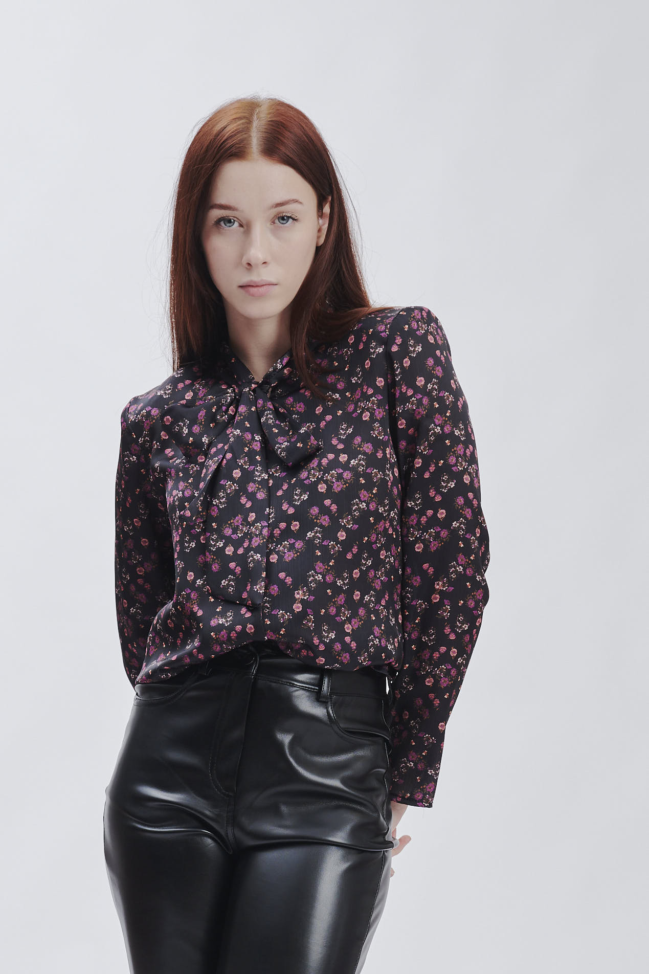 FD321-BLUSE-PRINT-BLUME-LILA-SCHWARZ-611 BLUSE MIT BLUMENPRINT |