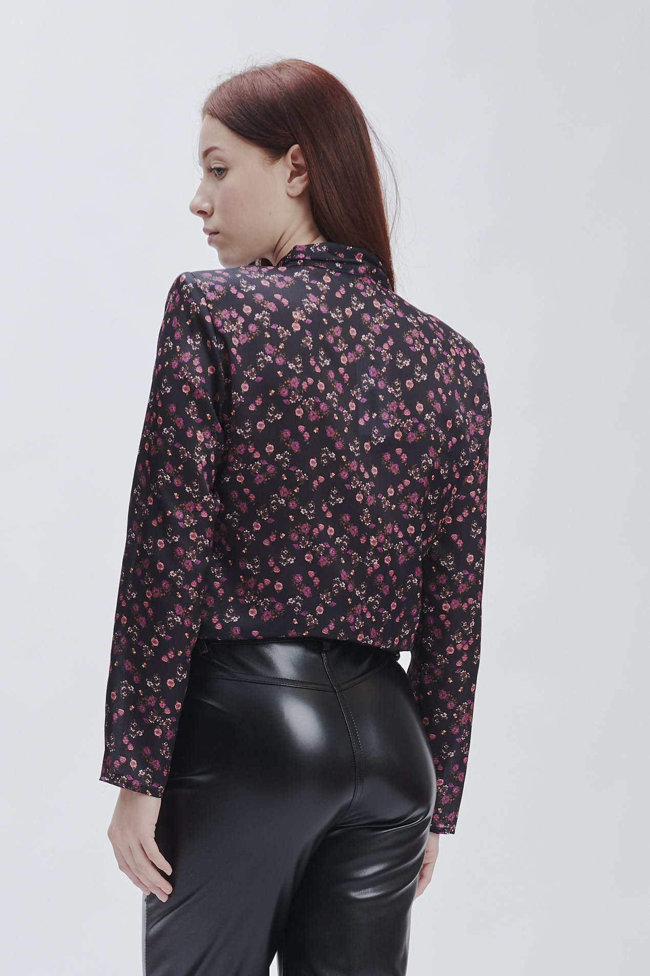 FD321-BLUSE-PRINT-BLUME-LILA-SCHWARZ-613 BLUSE MIT BLUMENPRINT |