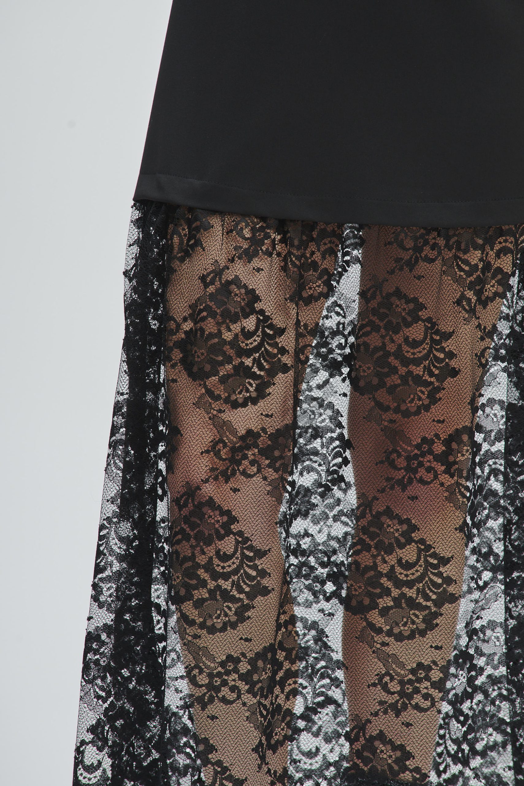 DRESS WITH LACE SKIRT |