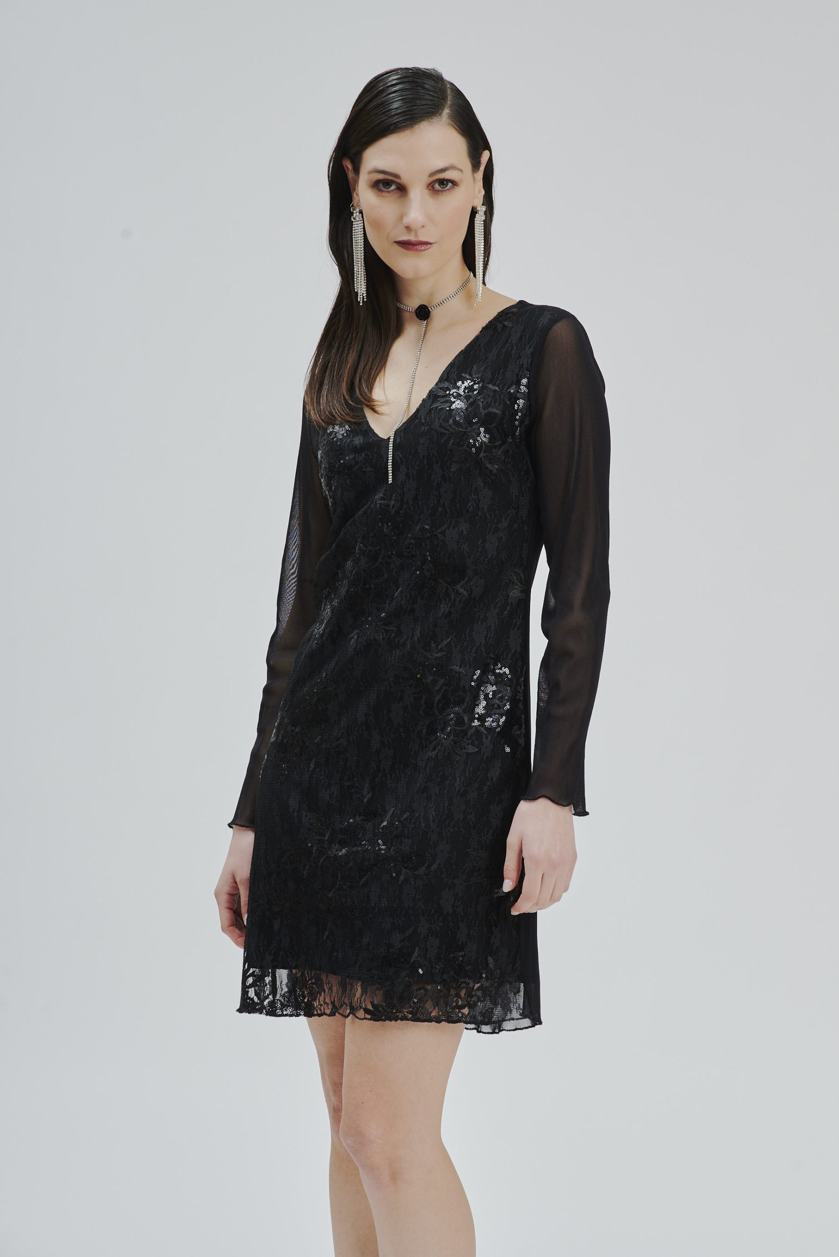 KLEID AUS BESTICKTEM TÜLL