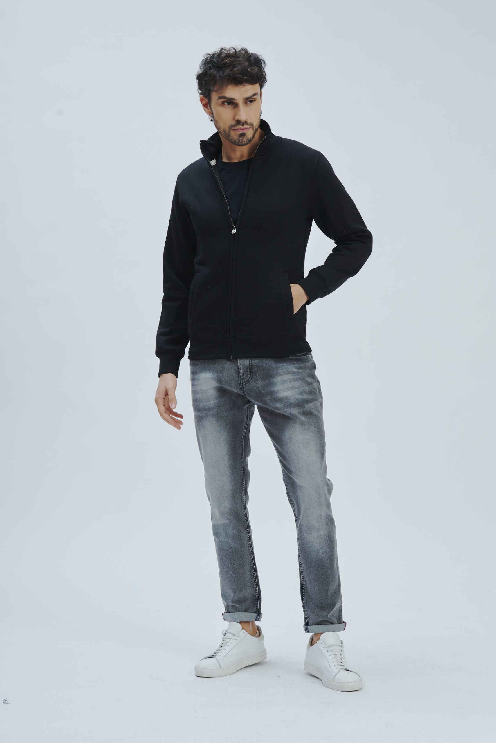 JEANS MIT REGULÄRER PASSFORM MIT GEWASCHENER PASSFORM