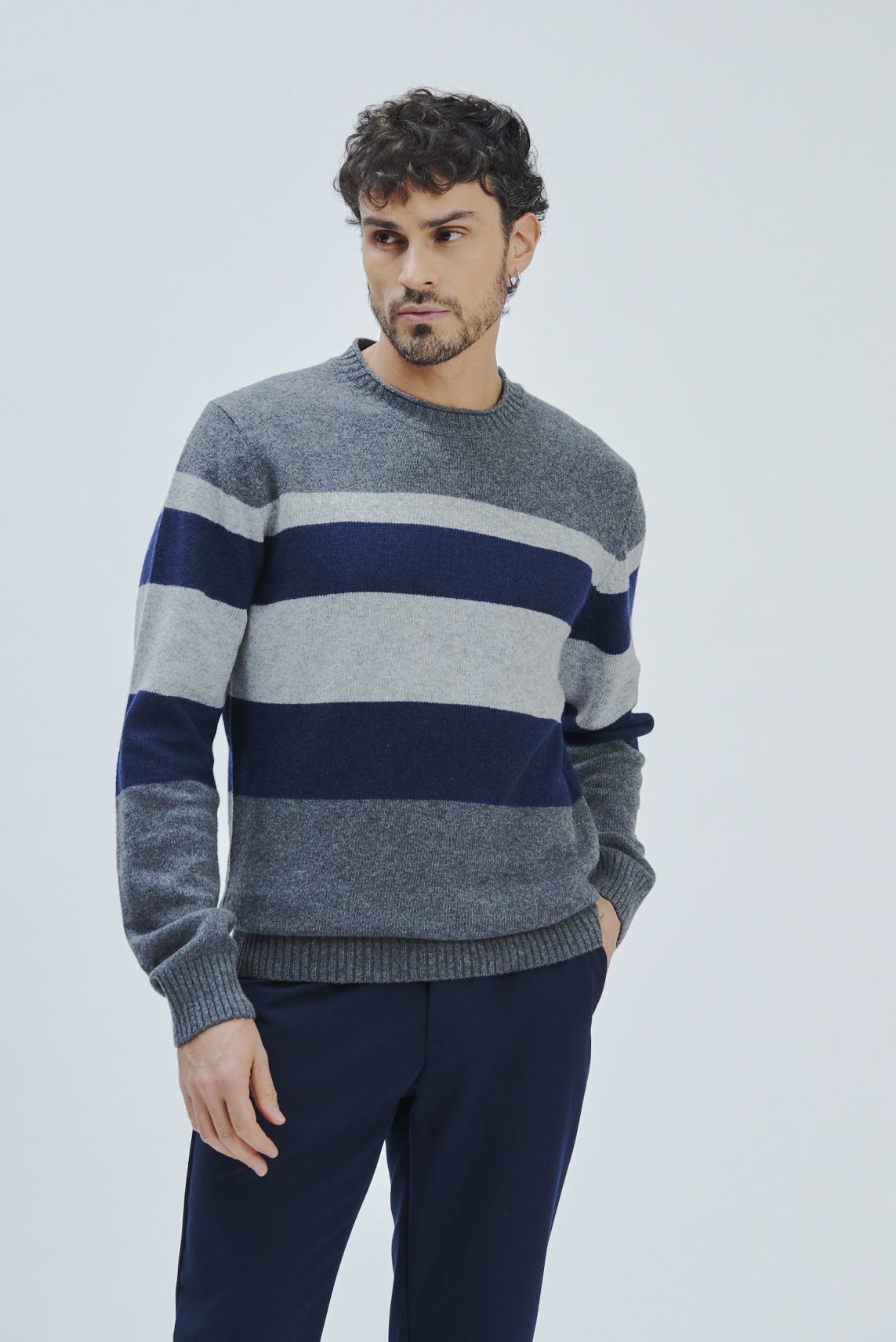 GESTREIFTER PULLOVER-ROLLKRAGEN