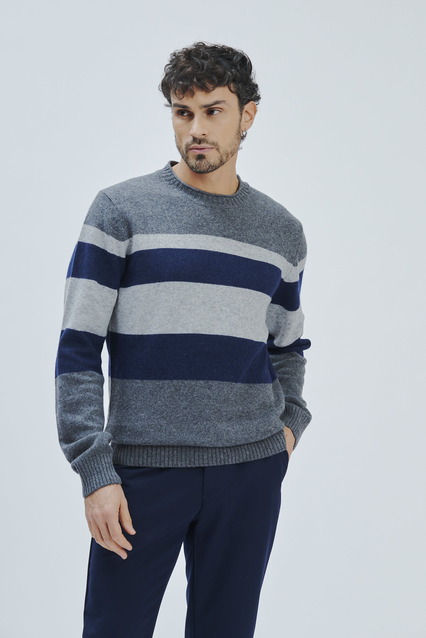 FU028-RUNDE-LÄMMER-STREIFEN-ROLLKRAGEN-GRAU-MED.-143 GESTREIFTER PULLOVER-ROLLKRAGEN |