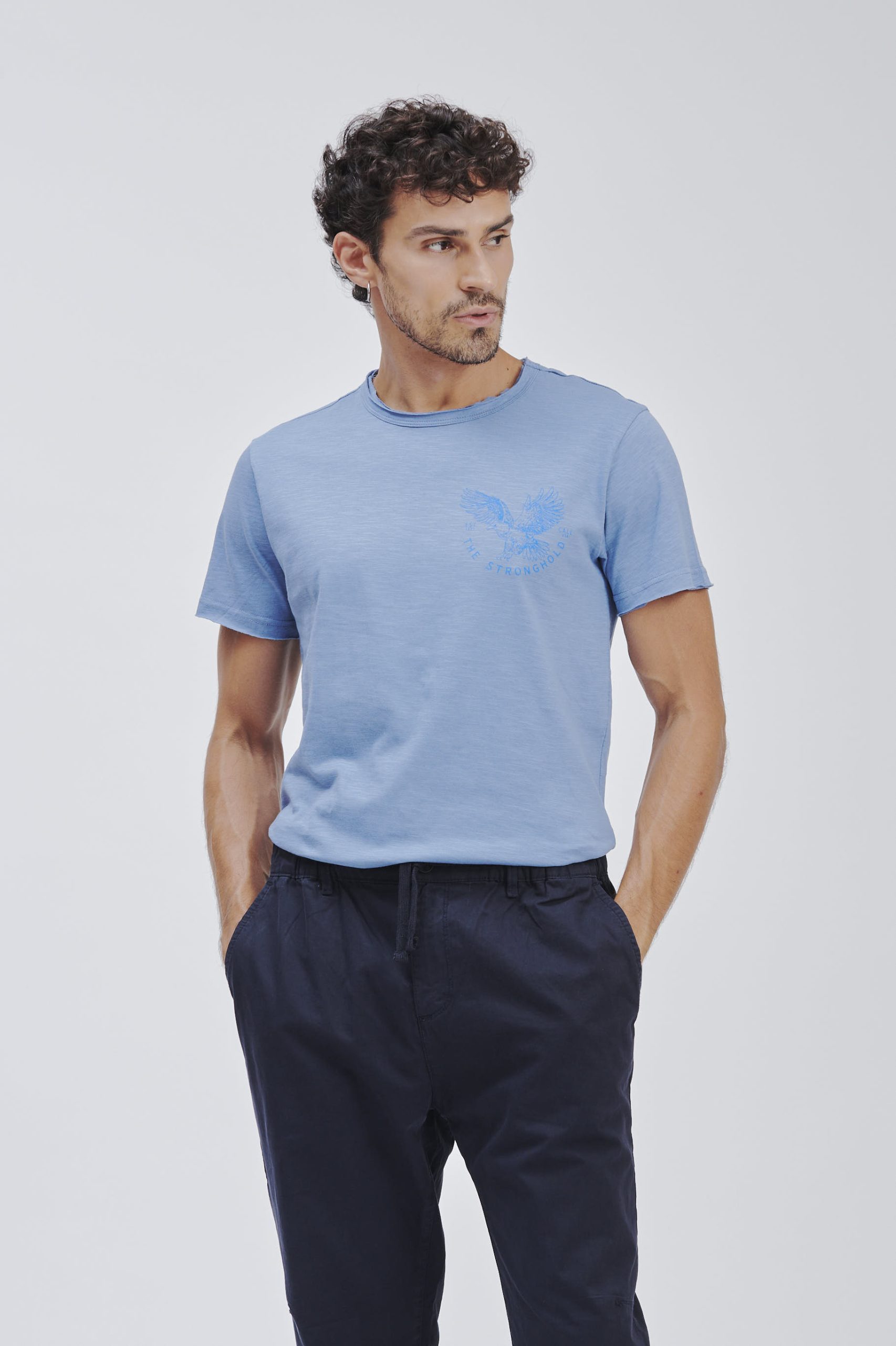 DAS T-SHIRT MIT STRONGHOLD-PRINT |