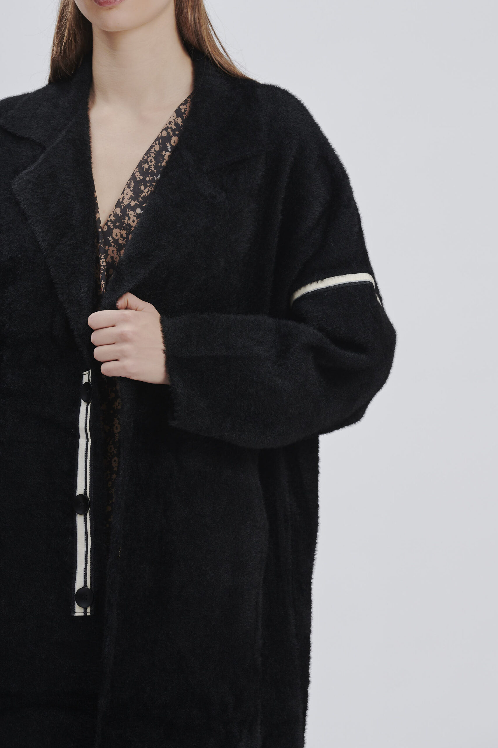 FD173-MANTEL-ÜBER-VISKOSE-BAND-SCHWARZ-889 OVERSIZE-MANTEL AUS PLÜSCH |