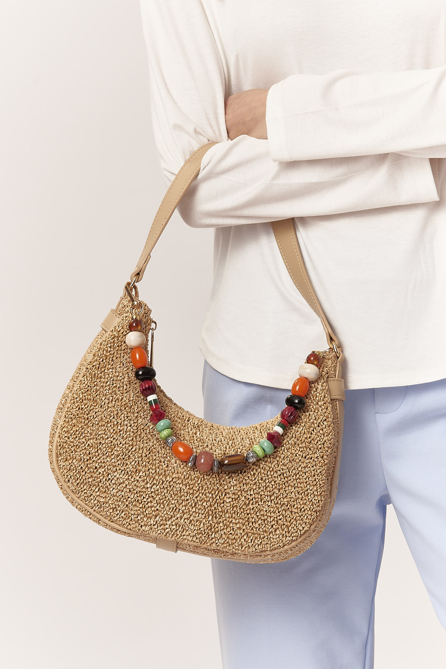 GAD003-BORSA-MEZZALUNA-CON-PERLINE-BEIGE-2012 HALBMOND-TASCHE MIT BAST-EFFEKT |
