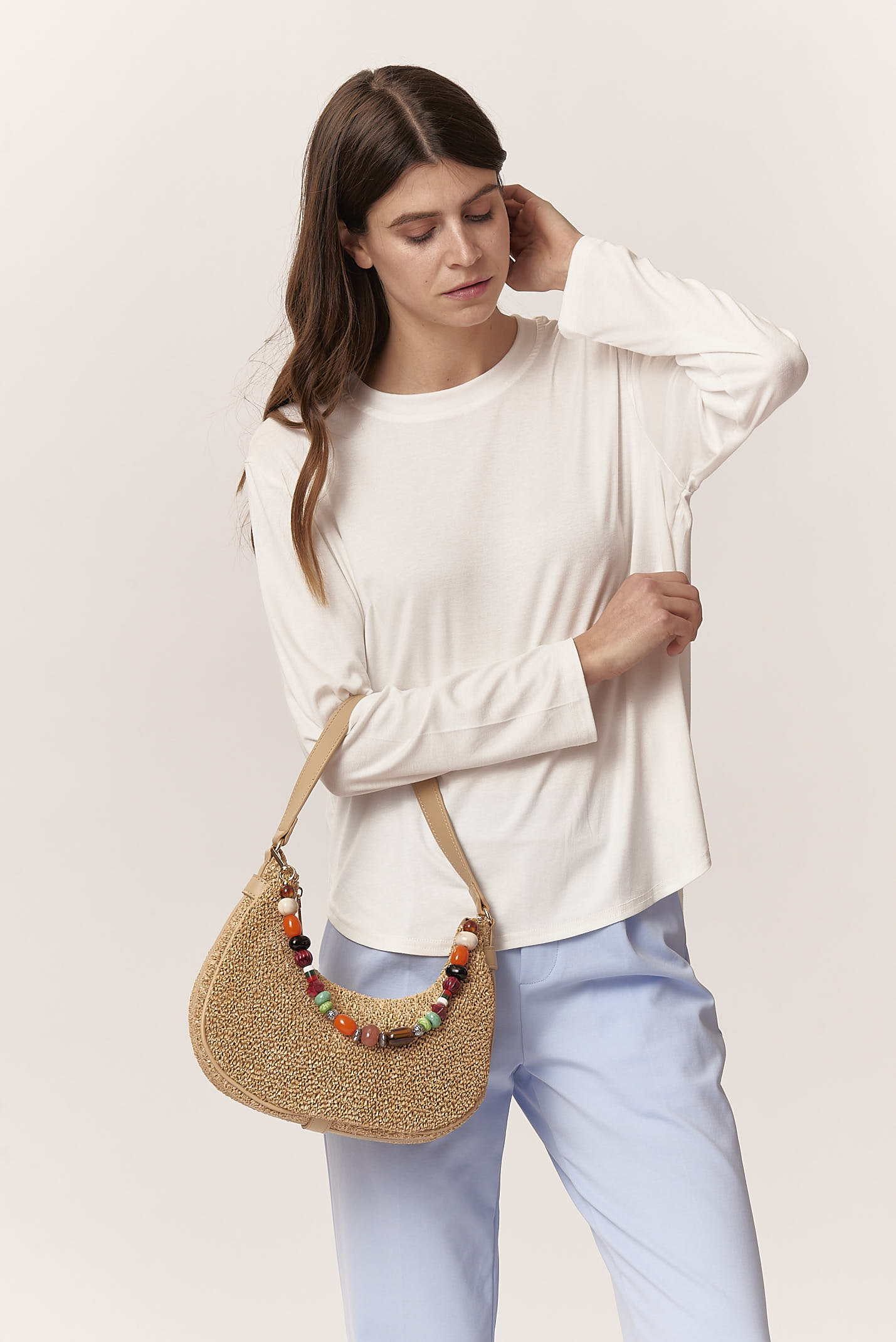 GAD003-BORSA-MEZZALUNA-CON-PERLINE-BEIGE-2013 HALBMOND-TASCHE MIT BAST-EFFEKT |