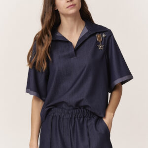 BLUSE MIT BROSCHEN |