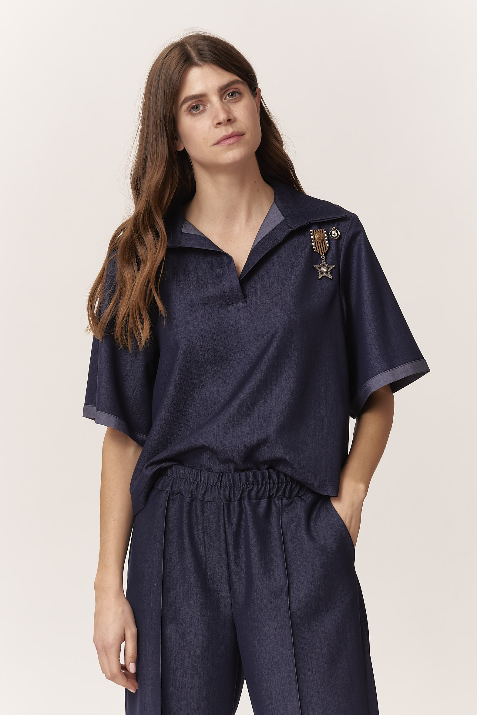 BLOUSE WITH BROOCHES