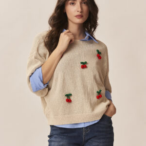 GD205-RUND-MIT-SAHNEKIRSCHEN-APPLIKATIONEN-577-1 PULLOVER MIT KIRSCHBAUMSTICKEREI |