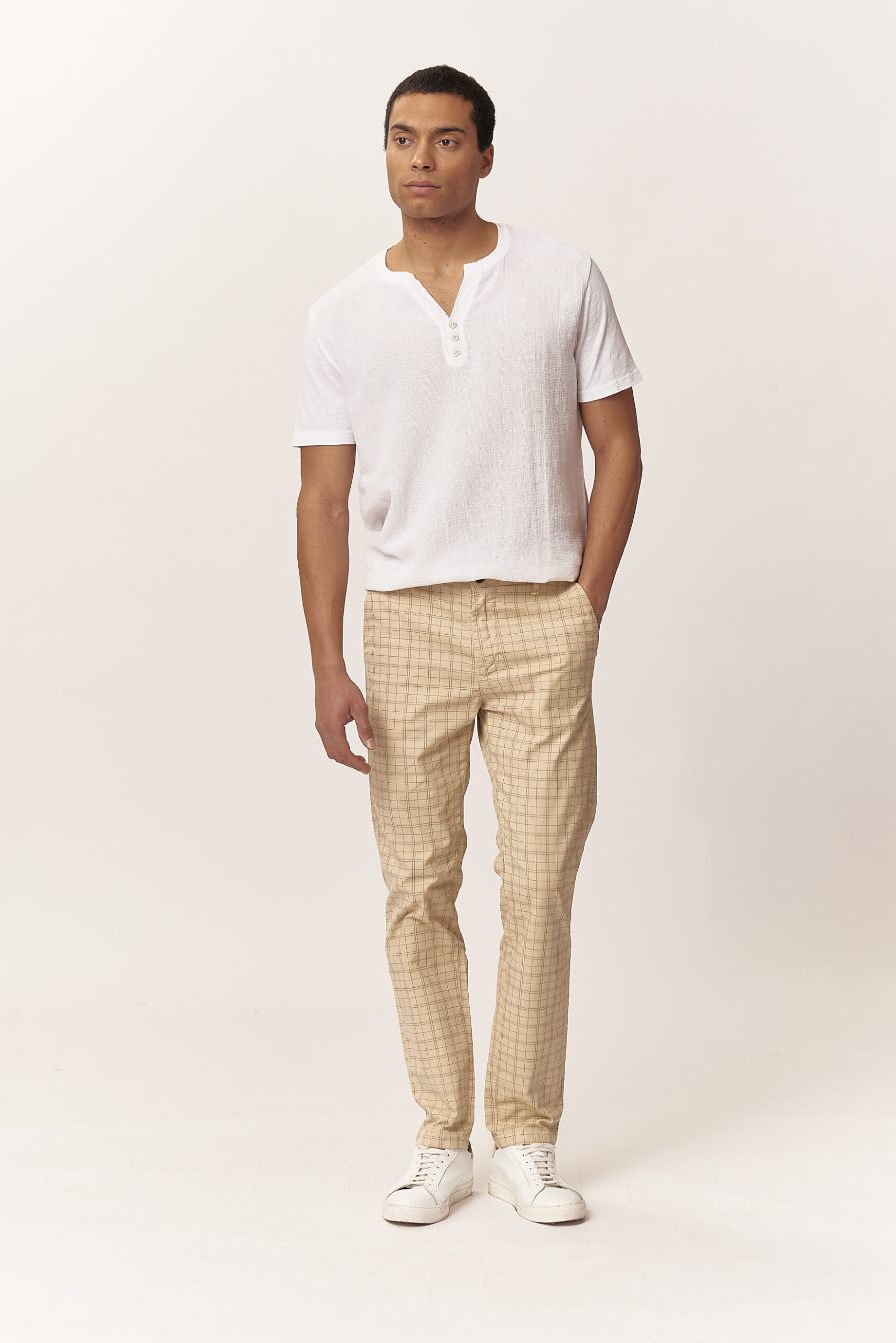 HOSE MIT QUADRATISCHEM PRINT