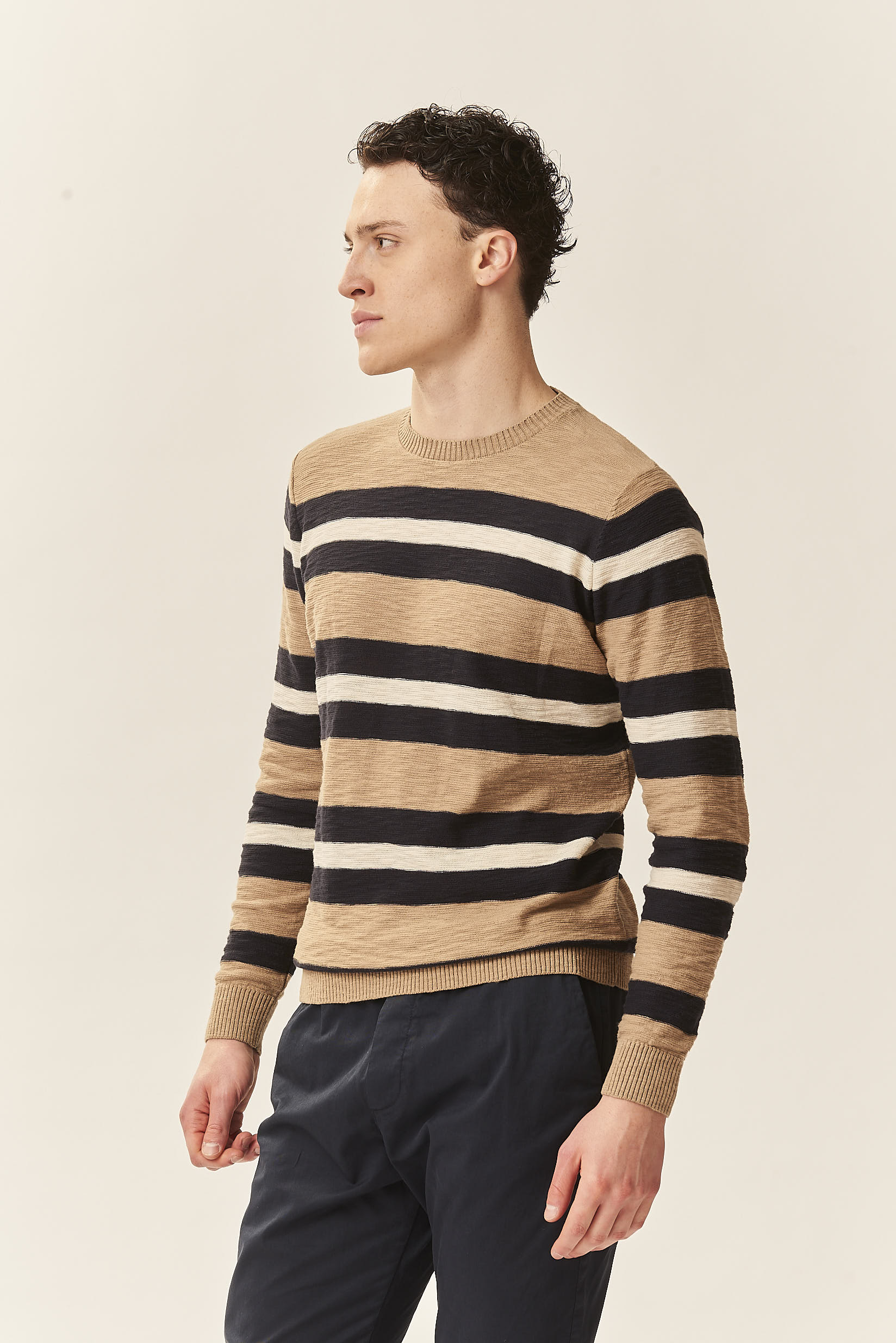 GU036-AUSSCHNITT-ML-STREIFEN-GARNGEFÄRBT-SLUB-BEIGE-50 GESTREIFTER PULLOVER |