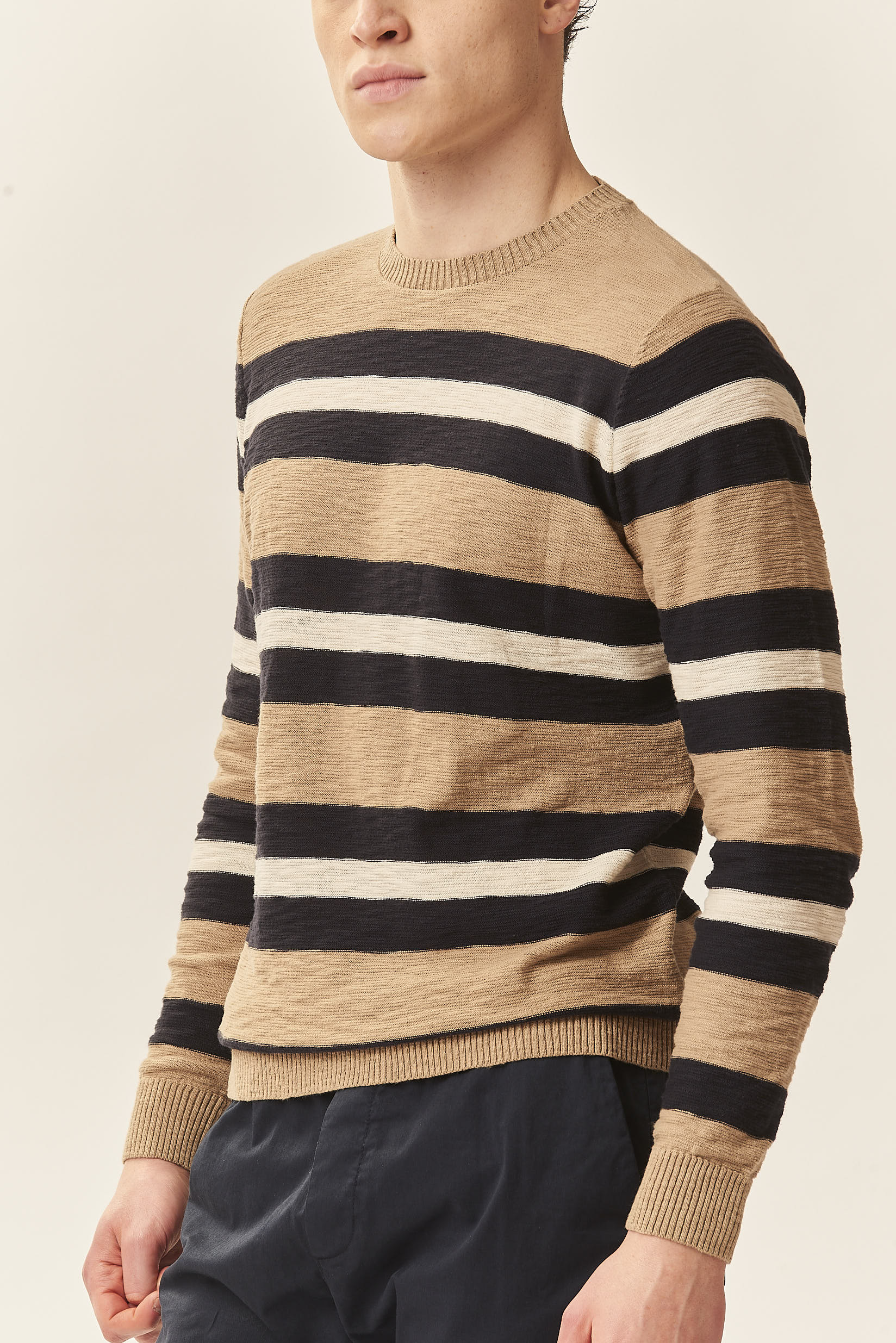 GU036-HALSAUSSCHNITT-ML-STREIFEN-GARNGEFÄRBT-SLUB-BEIGE-51 GESTREIFTER PULLOVER |