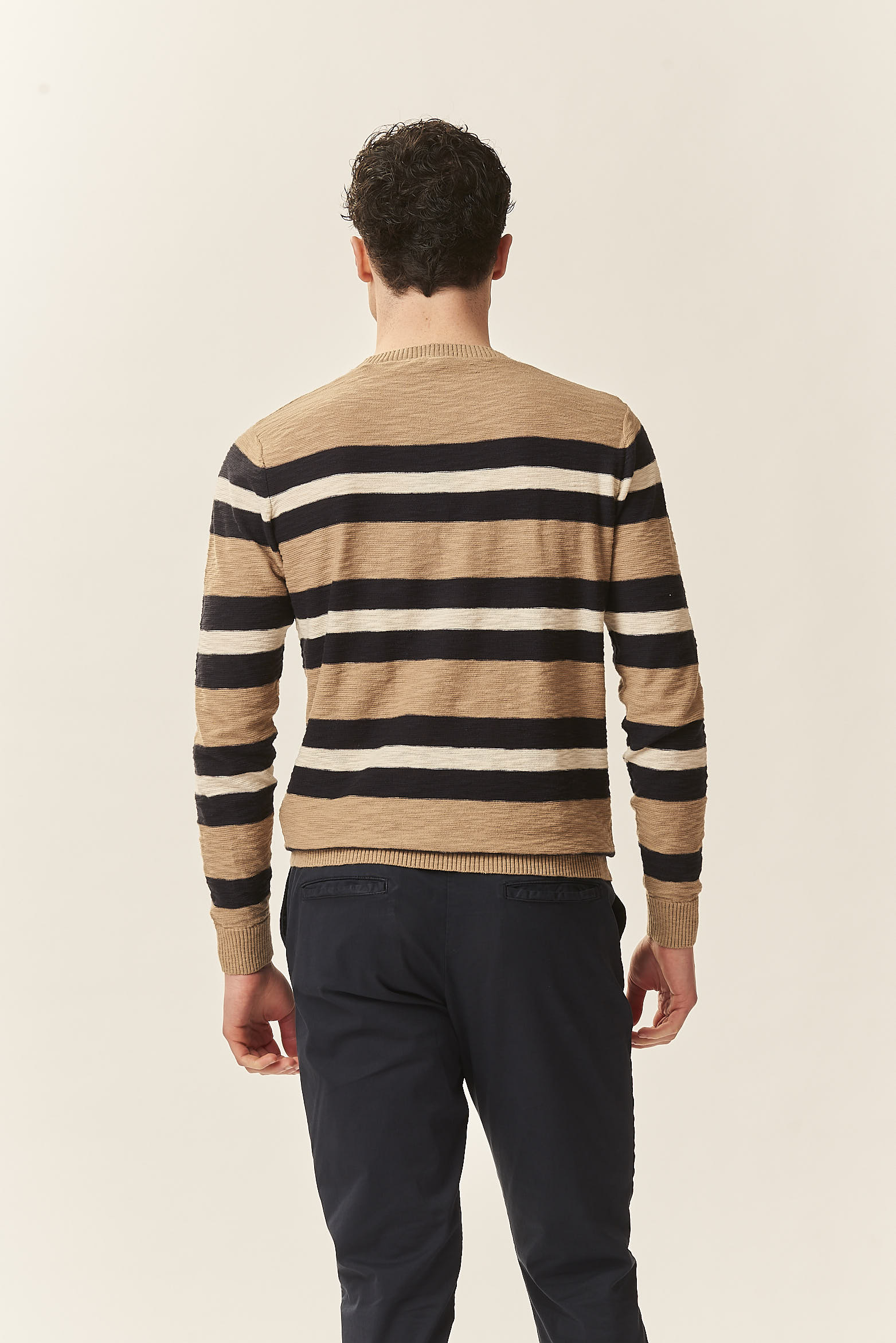 GU036-HALSAUSSCHNITT-ML-STREIFEN-GARNGEFÄRBT-SLUB-BEIGE-53 GESTREIFTER PULLOVER |