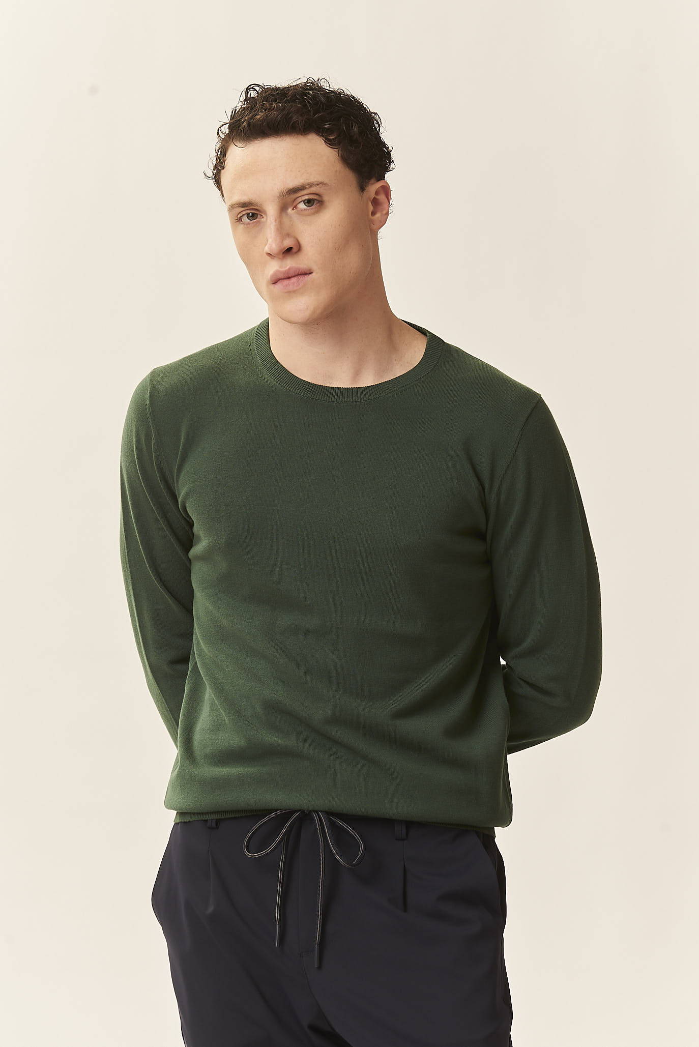 BASIC CREWNECK SWEATER