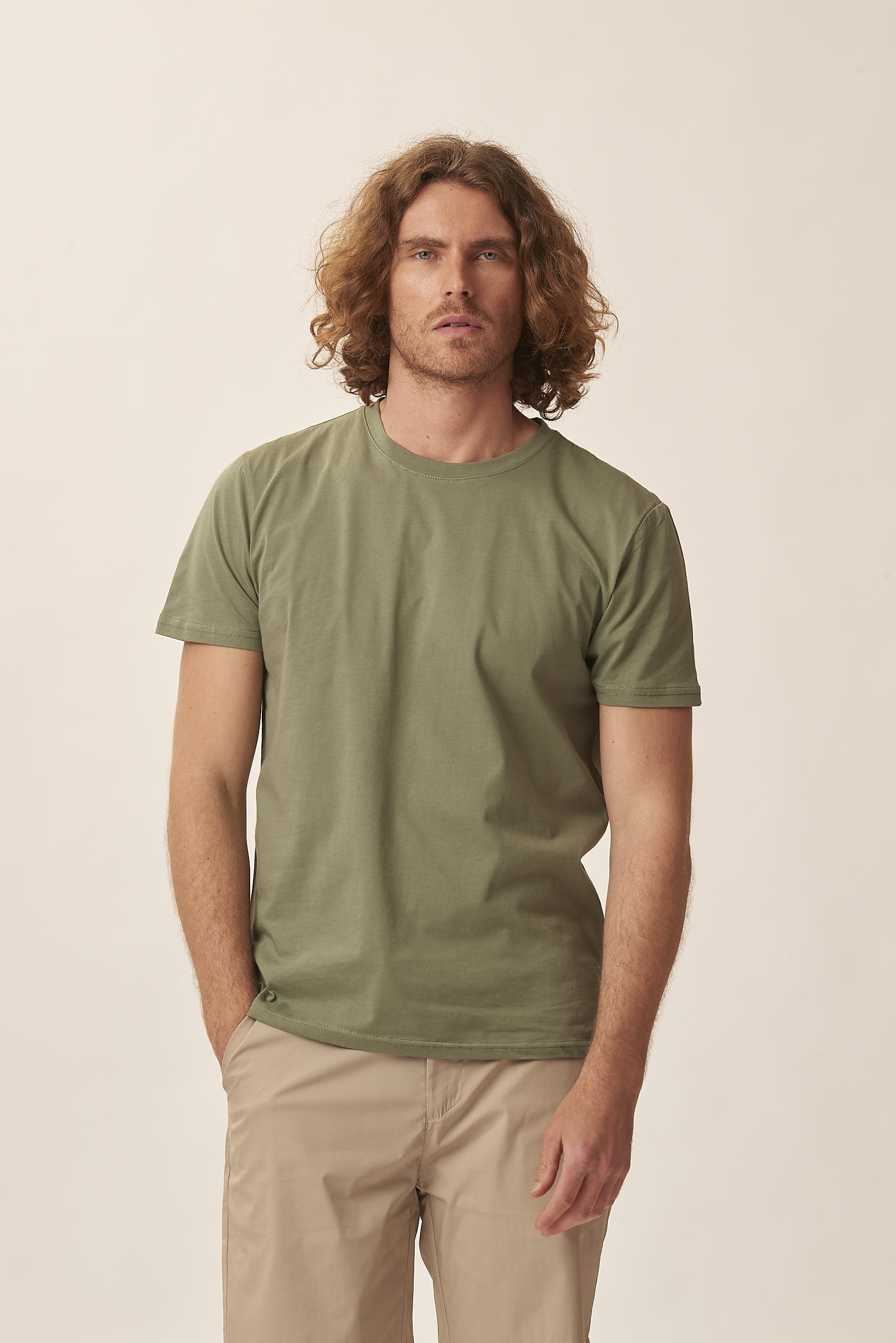 BASIC-T-SHIRT MIT RUNDHALSAUSSCHNITT |