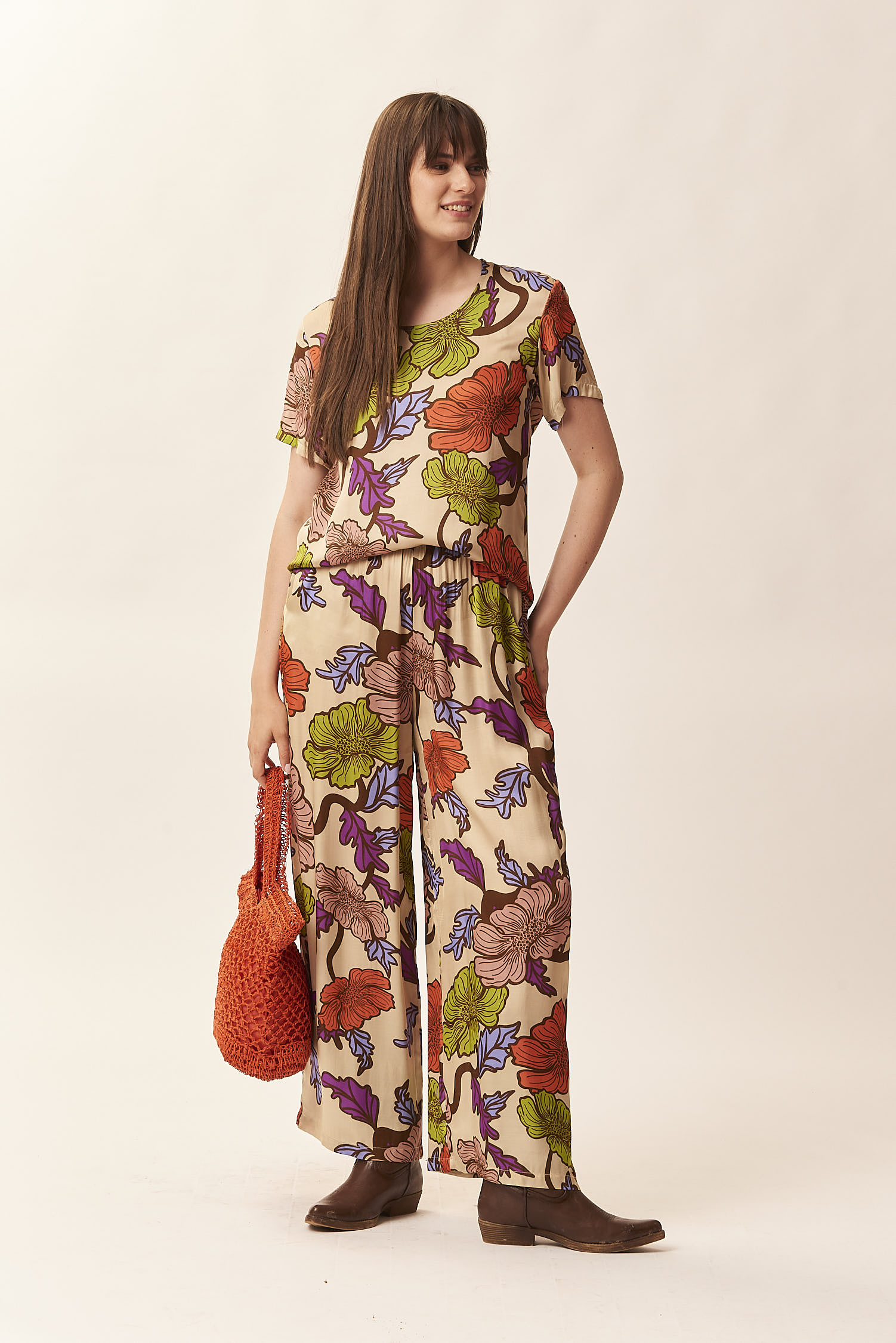 WEITE HOSE MIT BLUMENPRINT