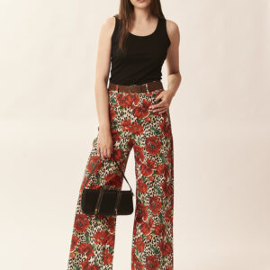 HOSE MIT BLUMEN- UND ANIMALPRINT |