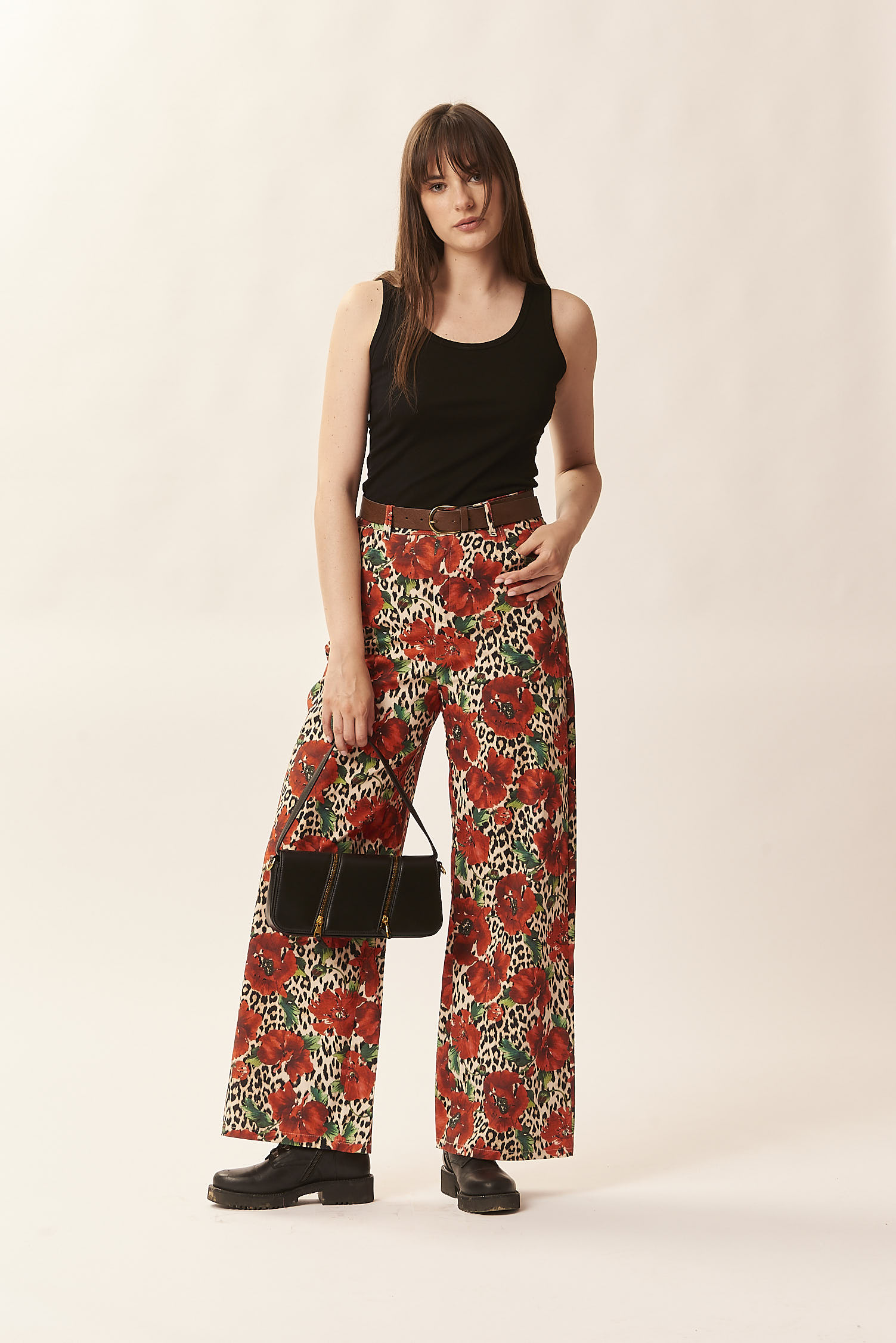 HOSE MIT BLUMEN- UND ANIMALPRINT