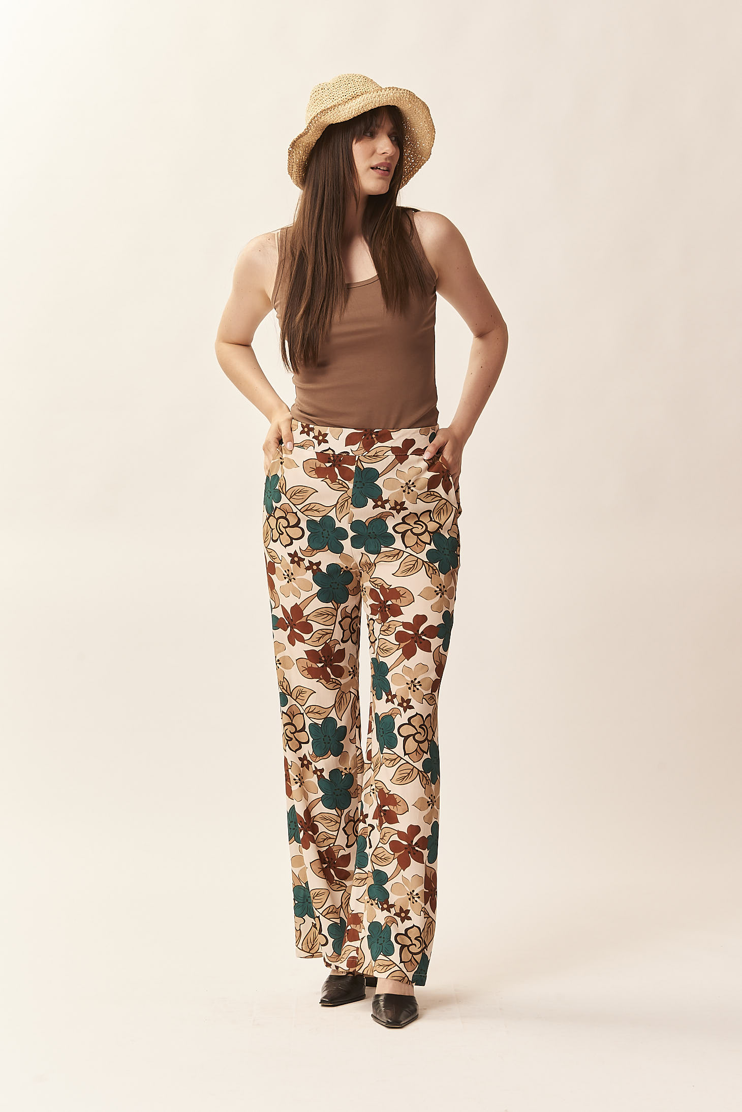 WEITE HOSE MIT BLUMENPRINT