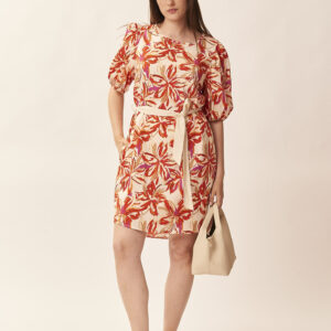 KLEID MIT BLUMENPRINT UND GÜRTEL |