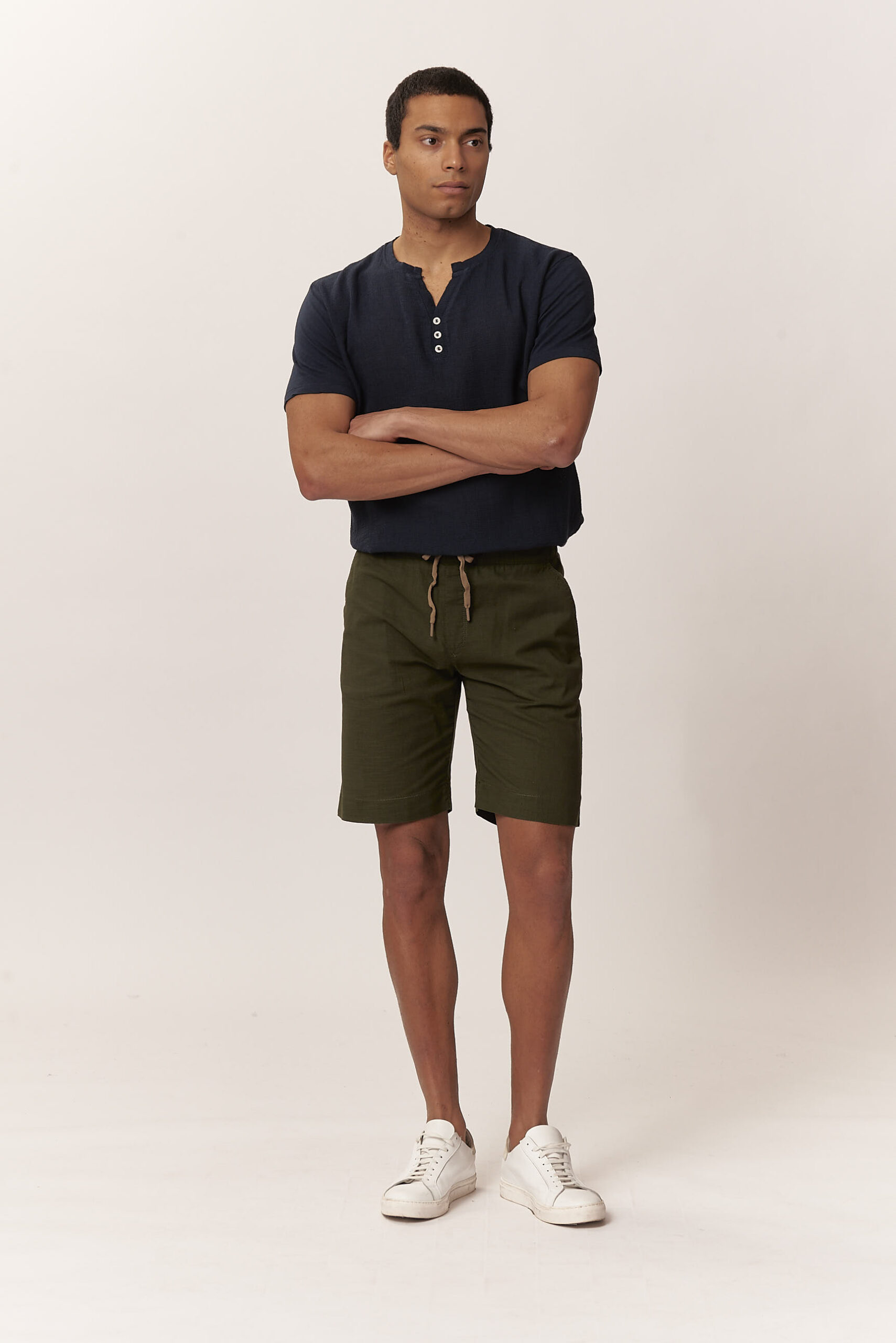 GU017-BERMUDA-LINO-BASIC-MILITARE-137-5 BASIC-BERMUDASHORTS IN LEINENOPTIK |