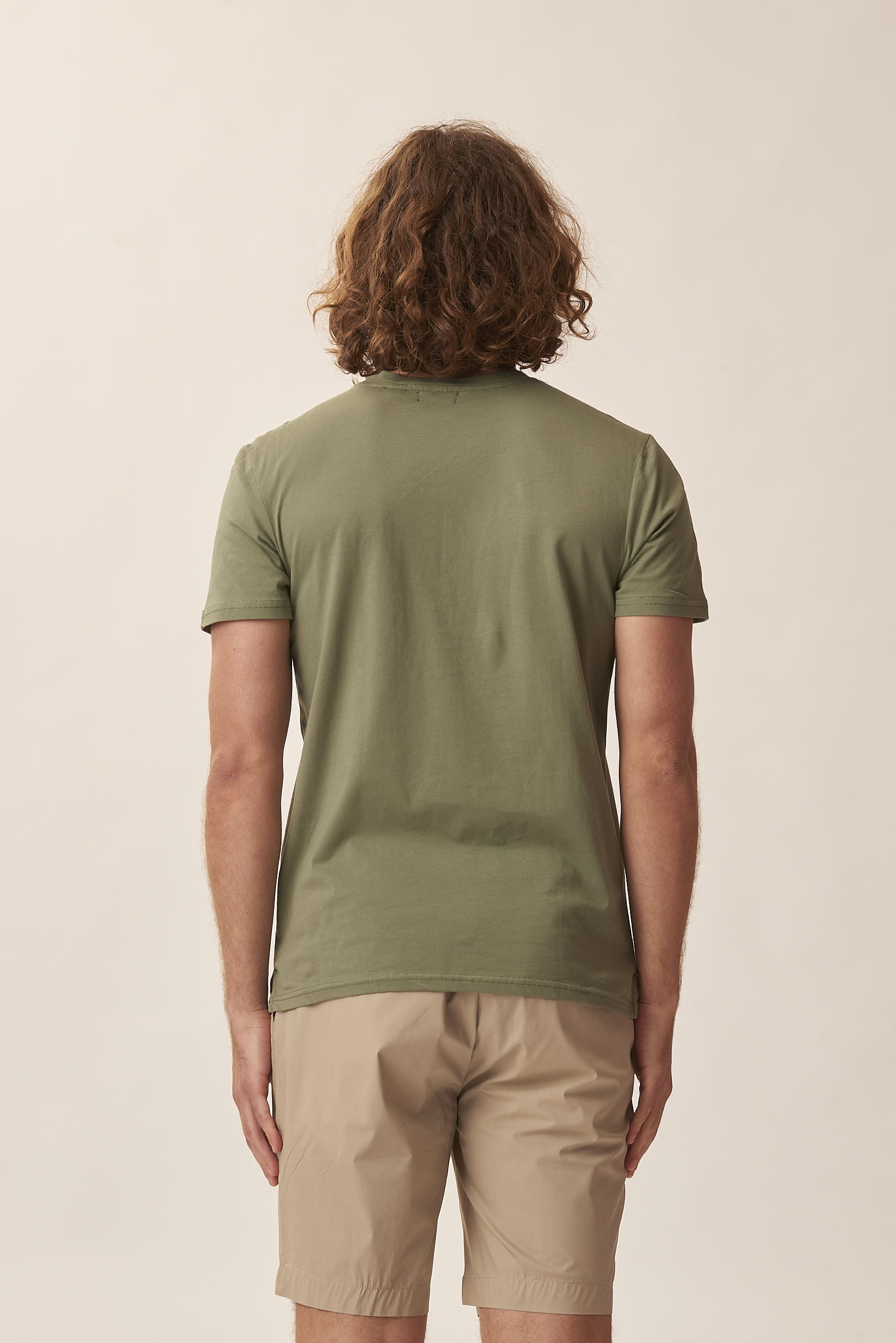 BASIC-T-SHIRT MIT RUNDHALSAUSSCHNITT |