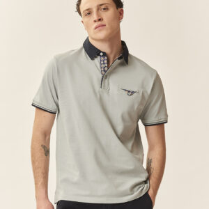 POLOSHIRT MIT TASCHE UND KRAGENPRINT |