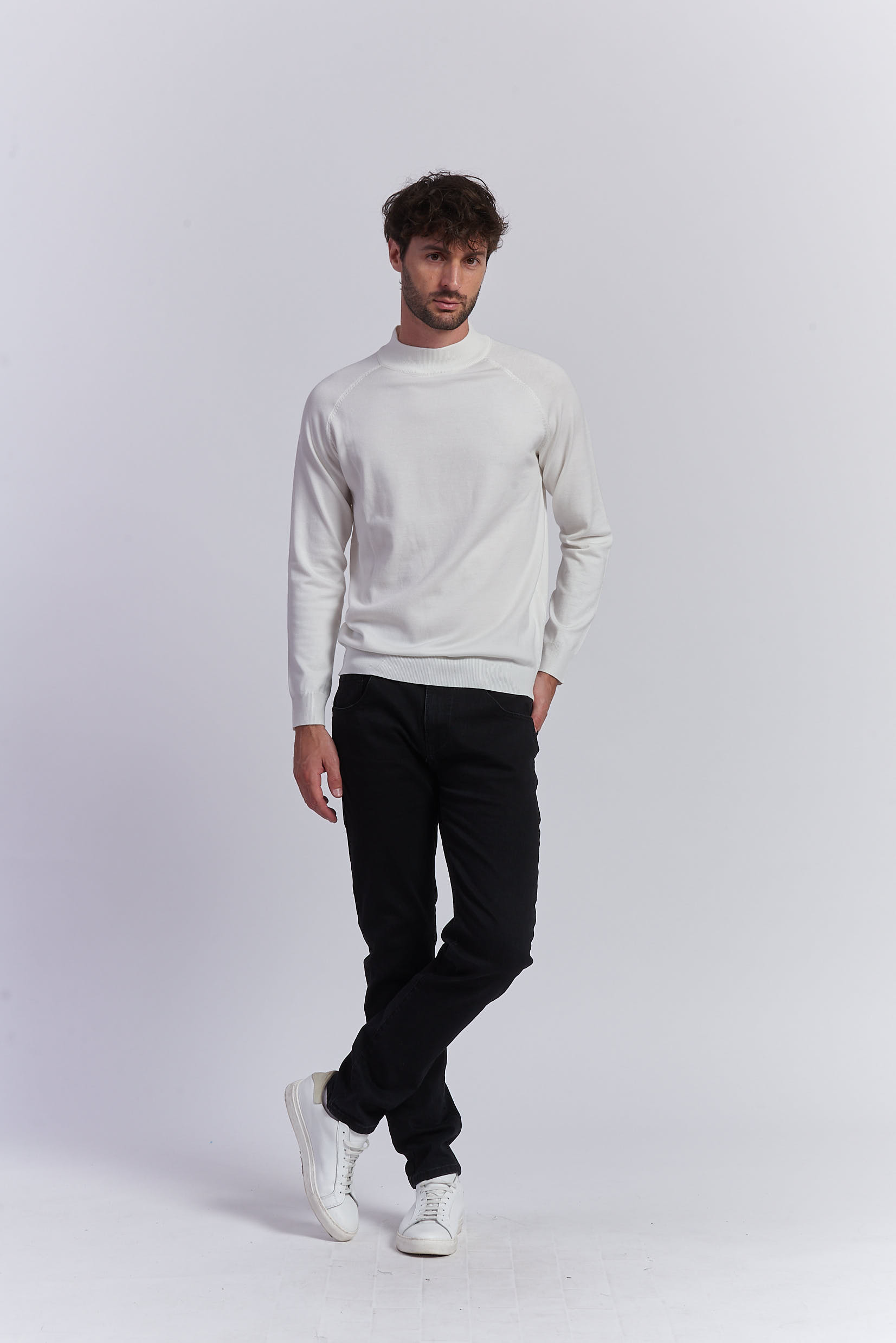 JEANS MIT SCHMALER PASSFORM