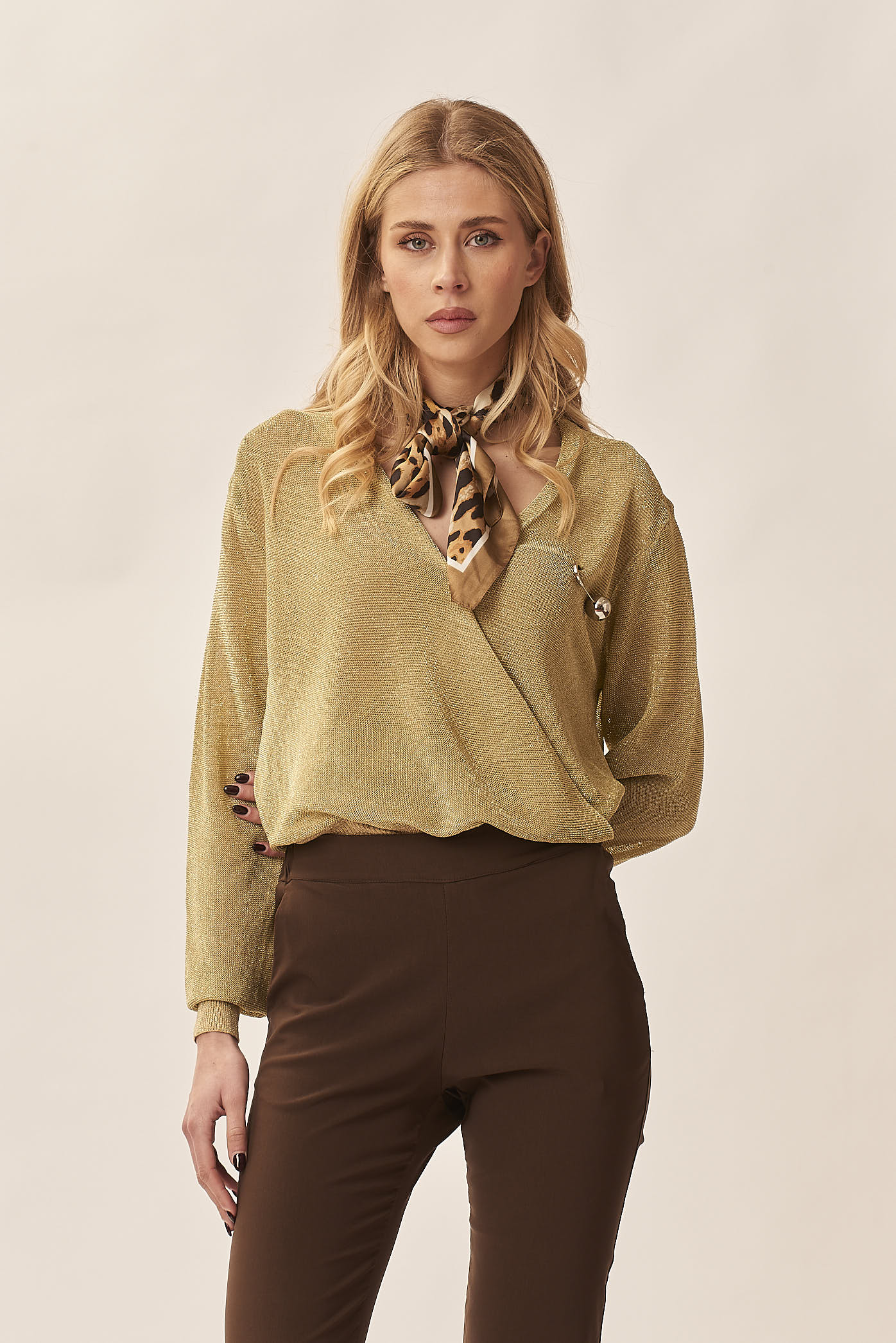 LUREX PULLOVER MIT BROSCHE |