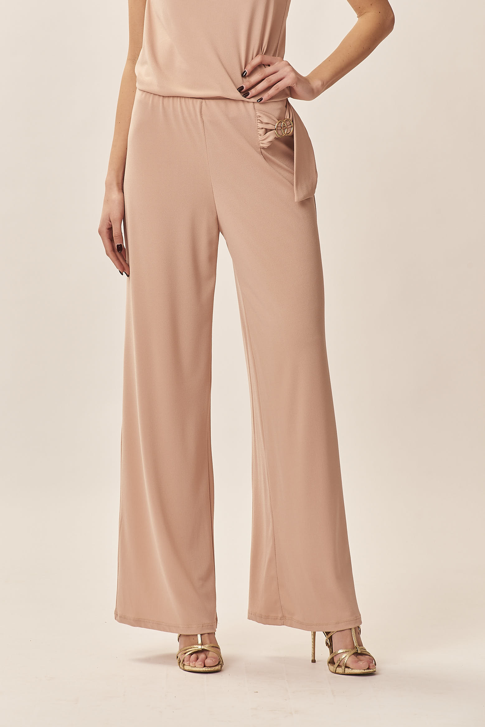FLUID TROUSERS WITH DETAIL ON THE SIDE |