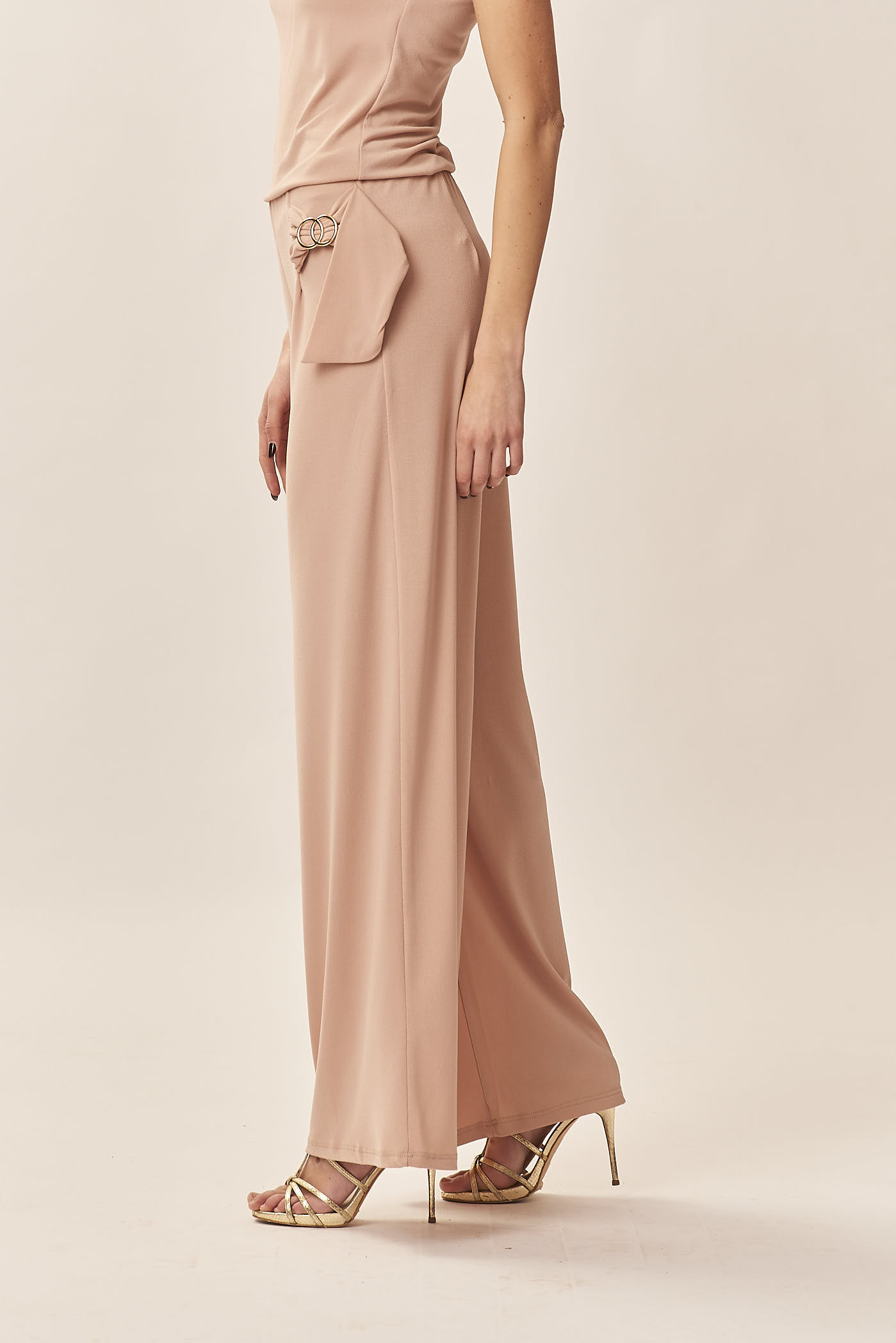 FLUID TROUSERS WITH DETAIL ON THE SIDE |