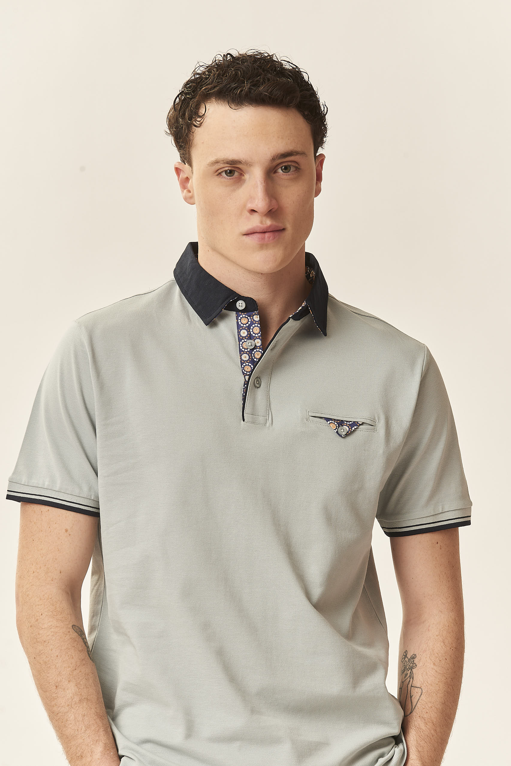 GU040-POLO-MM-TASCHINO-STAMPA-COLLO-GRIGIO-117-1 POLO TASCHINO CON STAMPA COLLO |