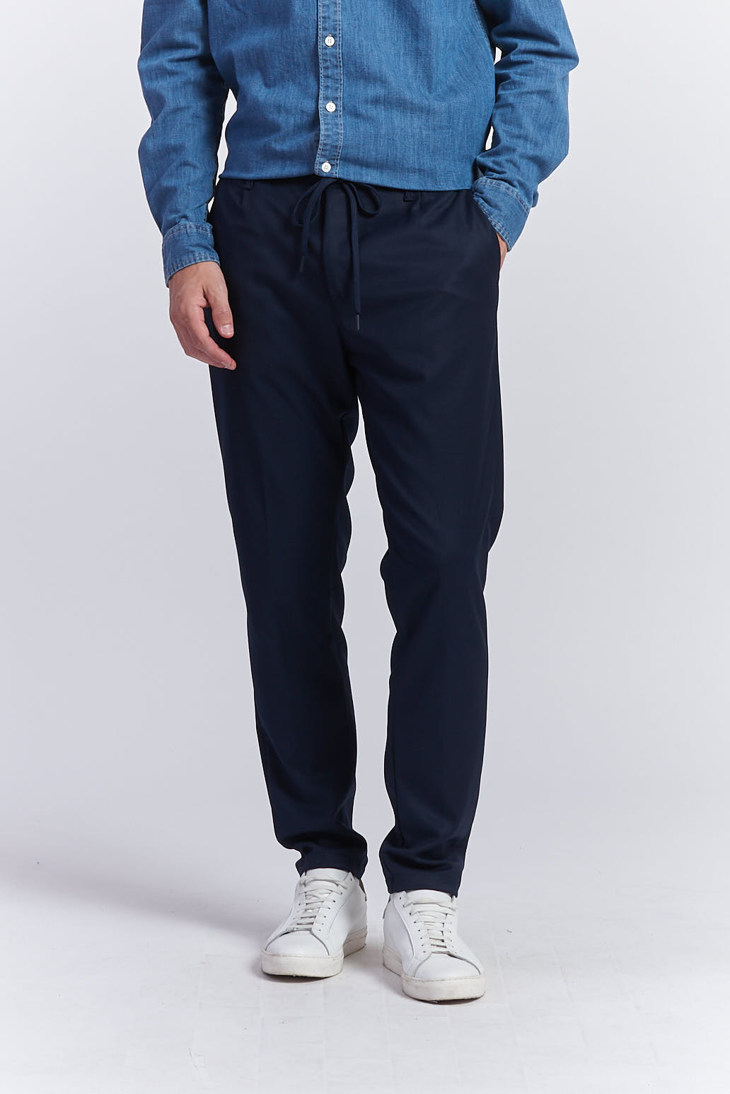 HOSE MIT BUNDFALTEN |