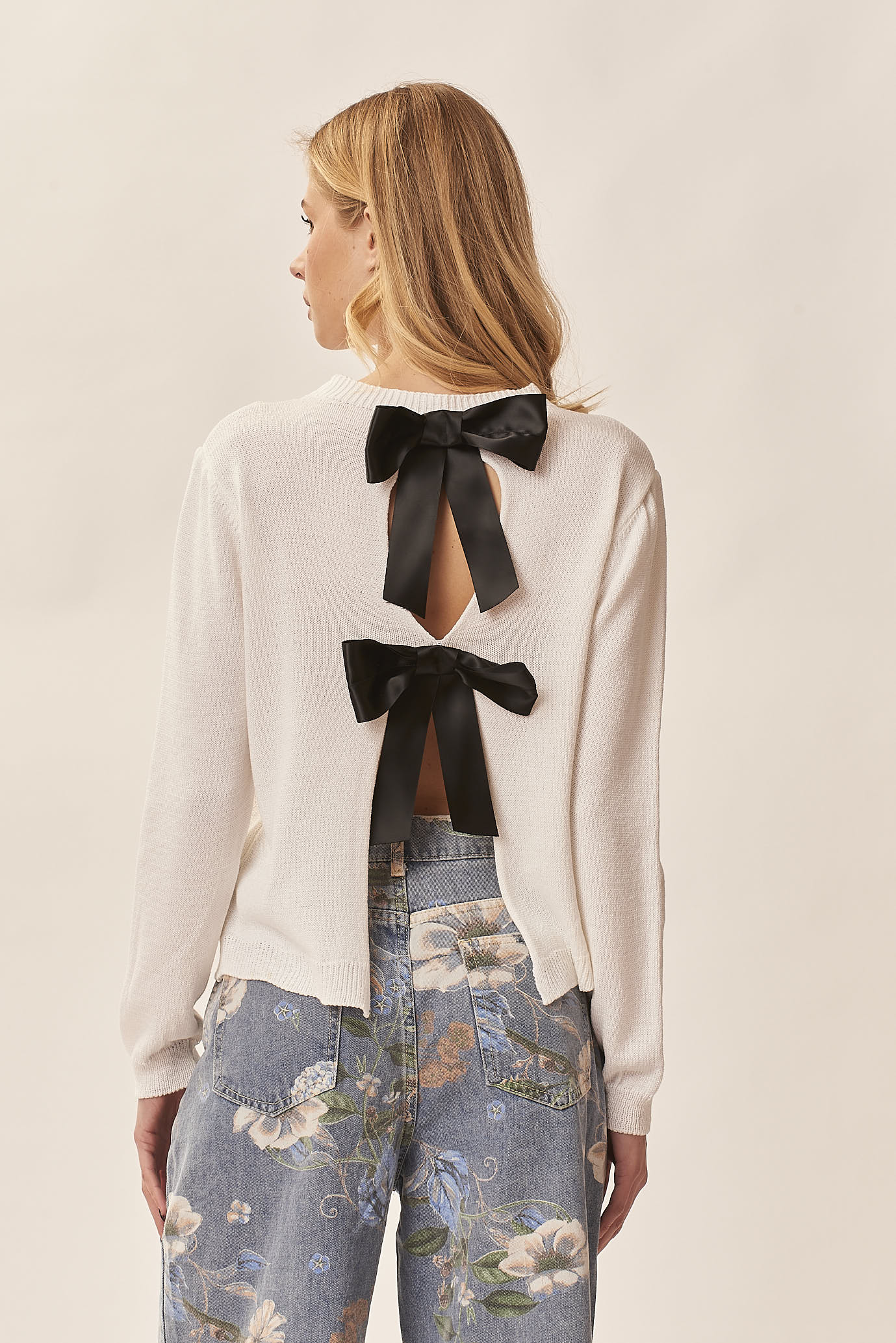 gd246-maglia-fiocchi-raso-su-schiena-bianco-6-1 SWEATER WITH SATIN BOWS |