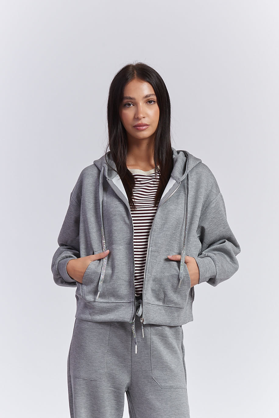 SWEATSHIRT MIT REISSVERSCHLUSS UND KAPUZE |