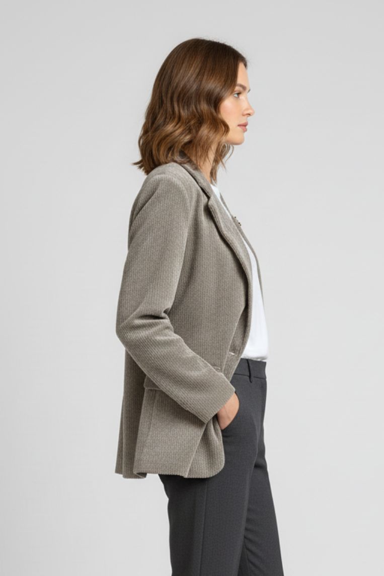 174-1 SAMTJACKE MIT BROSCHEN |