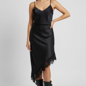 28 ROCK AUS SATIN UND ASYMMETRISCHER SPITZE |