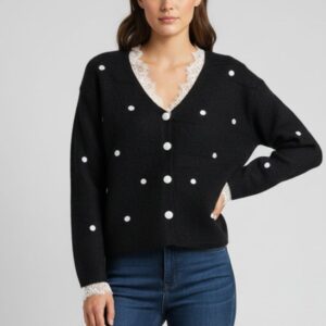 476 STRICKJACKE MIT TUPFEN UND SPITZE |