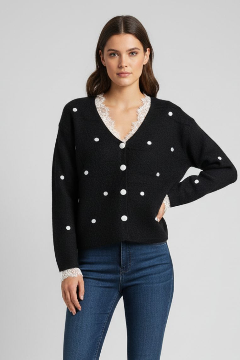 STRICKJACKE MIT TUPFEN UND SPITZE